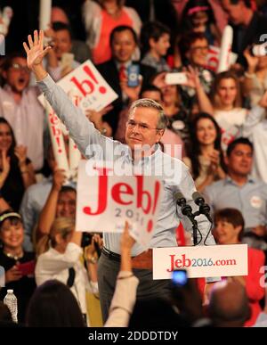 PAS DE FILM, PAS DE VIDÉO, PAS de TV, PAS DE DOCUMENTAIRE - la foule applaudit comme l'ancien Gov de Floride. Jeb Bush annonce sa candidature à la présidence le lundi 15 juin 2015, sur le campus Kendall du Miami Dade College de Kendall, en Floride, aux États-Unis. Photo de Patrick Farrell/Miami Herald/TNS/ABACAPRESS.COM Banque D'Images