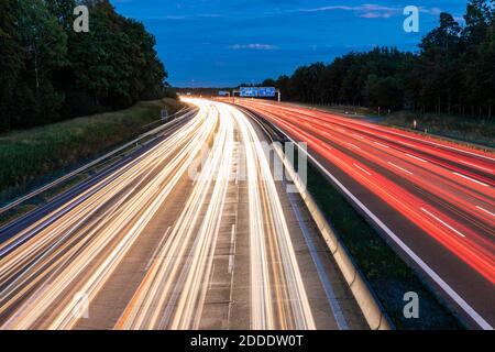 Allemagne, Bade-Wurtemberg, Stuttgart, feux de circulation sur Bundesautobahn 8 au crépuscule Banque D'Images