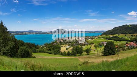 Autriche, haute-Autriche, Weyregg am Attersee, Panorama de ville rurale sur les rives du lac Atter en été Banque D'Images