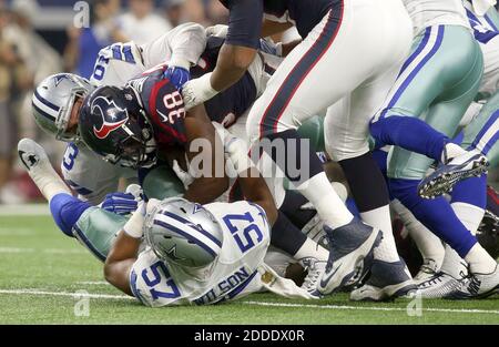 PAS DE FILM, PAS DE VIDÉO, PAS de télévision, PAS DE DOCUMENTAIRE - Houston Texans qui a fait remonter Kenny Hilliard (38) est déposé par Dallas Cowboys défensive End Ben Gardner (93) et linebacker Damien Wilson au AT&T Stadium d'Arlington, Texas, le jeudi 3 septembre 2015. Les Cowboys ont gagné, 21-14. (Richard W. Rodriguez/fort Worth Star-Telegram/TNS/ABACAPRESS.COM Banque D'Images