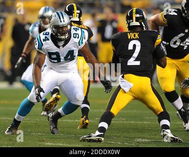 PAS DE FILM, PAS DE VIDÉO, PAS de TV, PAS DE DOCUMENTAIRE - Carolina Panthers défensive end Kony Ealy, à gauche, rushes Pittsburgh Steelers quarterback Mike Vick, à droite, pendant le premier trimestre dans l'action de pré-saison le jeudi 3 septembre 2015, à Heinz Field à Pittsburgh. (Jeff Siner/Charlotte observer/TNS/ABACAPRESS.COM Banque D'Images