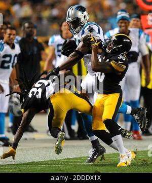 PAS DE FILM, PAS DE VIDÉO, PAS de TV, PAS DE DOCUMENTAIRE - Carolina Panthers Tight End Brandon Williams, Middle, Knocks Pittsburgh Steelers Corner back B.W. Webb, à gauche, et le Corner back Kevin Fogg, à droite, de côté après une réception au cours du deuxième trimestre en avant-saison, le jeudi 3 septembre 2015, à Heinz Field, à Pittsburgh. (Jeff Siner/Charlotte observer/TNS/ABACAPRESS.COM Banque D'Images