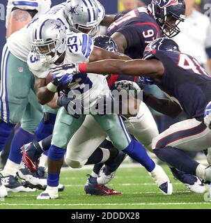 PAS DE FILM, PAS DE VIDÉO, PAS de télévision, PAS DE DOCUMENTAIRE - Dallas Cowboys qui a fait la course en arrière Ben Malena (33) tente d'échapper à Houston Texans linebacker Kourtnei Brown (48) au AT&T Stadium d'Arlington, Texas, le jeudi 3 septembre 2015. Les Cowboys ont gagné, 21-14. (Richard W. Rodriguez/fort Worth Star-Telegram/TNS/ABACAPRESS.COM Banque D'Images