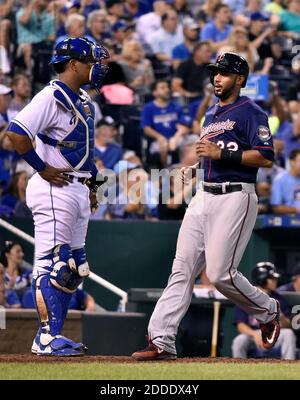 PAS DE FILM, PAS DE VIDÉO, PAS de TV, PAS DE DOCUMENTAIRE - les Minnesota Twins Aaron Hicks (32) a obtenu des scores en face du Kansas City Royals Catcher Salvador Perez sur un double par Joe Mauer dans le sixième repas le mercredi 9 septembre 2015, au Kauffman Stadium à Kansas City, Missouri. (John Sleezer/Kansas City Star/TNS) Banque D'Images