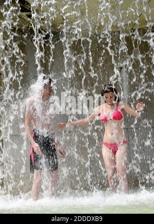 Les gens se rafraîchissez à la Fontaine du Trocadéro en face de la Tour Eiffel à Paris, en France, le 26 juillet 2018, alors que la capitale française est mise en alerte par les vagues de chaleur alors que les températures vont monter en flèche dans les jours à venir. Photo d'Alain Apaydin/ABACAPRESS.COM Banque D'Images