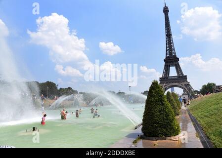 Les gens se rafraîchissez à la Fontaine du Trocadéro en face de la Tour Eiffel à Paris, en France, le 26 juillet 2018, alors que la capitale française est mise en alerte par les vagues de chaleur alors que les températures vont monter en flèche dans les jours à venir. Photo d'Alain Apaydin/ABACAPRESS.COM Banque D'Images