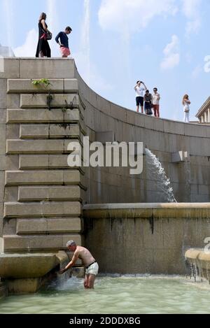 Les gens se rafraîchissez à la Fontaine du Trocadéro en face de la Tour Eiffel à Paris, en France, le 26 juillet 2018, alors que la capitale française est mise en alerte par les vagues de chaleur alors que les températures vont monter en flèche dans les jours à venir. Photo d'Alain Apaydin/ABACAPRESS.COM Banque D'Images