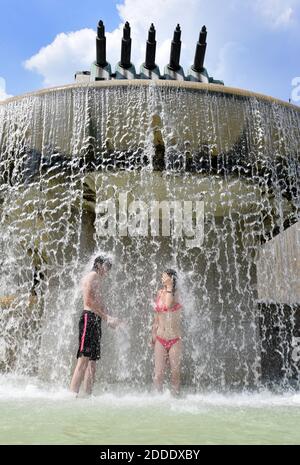 Les gens se rafraîchissez à la Fontaine du Trocadéro en face de la Tour Eiffel à Paris, en France, le 26 juillet 2018, alors que la capitale française est mise en alerte par les vagues de chaleur alors que les températures vont monter en flèche dans les jours à venir. Photo d'Alain Apaydin/ABACAPRESS.COM Banque D'Images