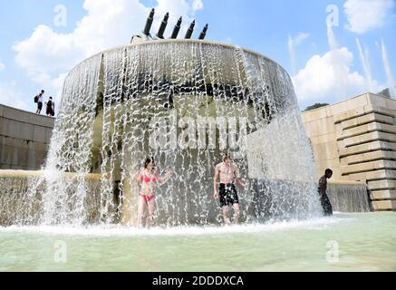 Les gens se rafraîchissez à la Fontaine du Trocadéro en face de la Tour Eiffel à Paris, en France, le 26 juillet 2018, alors que la capitale française est mise en alerte par les vagues de chaleur alors que les températures vont monter en flèche dans les jours à venir. Photo d'Alain Apaydin/ABACAPRESS.COM Banque D'Images