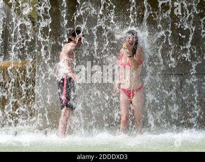 Les gens se rafraîchissez à la Fontaine du Trocadéro en face de la Tour Eiffel à Paris, en France, le 26 juillet 2018, alors que la capitale française est mise en alerte par les vagues de chaleur alors que les températures vont monter en flèche dans les jours à venir. Photo d'Alain Apaydin/ABACAPRESS.COM Banque D'Images