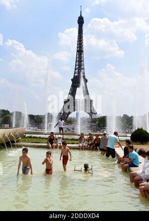 Les gens se rafraîchissez à la Fontaine du Trocadéro en face de la Tour Eiffel à Paris, en France, le 26 juillet 2018, alors que la capitale française est mise en alerte par les vagues de chaleur alors que les températures vont monter en flèche dans les jours à venir. Photo d'Alain Apaydin/ABACAPRESS.COM Banque D'Images