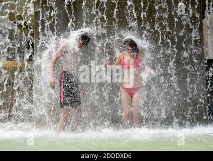 Les gens se rafraîchissez à la Fontaine du Trocadéro en face de la Tour Eiffel à Paris, en France, le 26 juillet 2018, alors que la capitale française est mise en alerte par les vagues de chaleur alors que les températures vont monter en flèche dans les jours à venir. Photo d'Alain Apaydin/ABACAPRESS.COM Banque D'Images