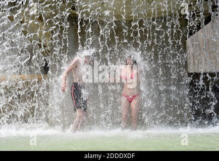 Les gens se rafraîchissez à la Fontaine du Trocadéro en face de la Tour Eiffel à Paris, en France, le 26 juillet 2018, alors que la capitale française est mise en alerte par les vagues de chaleur alors que les températures vont monter en flèche dans les jours à venir. Photo d'Alain Apaydin/ABACAPRESS.COM Banque D'Images