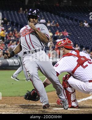 PAS DE FILM, PAS DE VIDÉO, PAS de TV, PAS DE DOCUMENTAIRE - les Atlanta Braves Michael Bourn a passé Philadelphie Phillies Catcher Cameron Rupp sur le single RBI de Nick Markakis lors du septième repas au Citizens Bank Park à Philadelphie le mercredi 9 septembre 2015. Les Braves ont gagné, 8-1. (Steven M. Falk/Philadelphia Inquirer/TNS) Banque D'Images