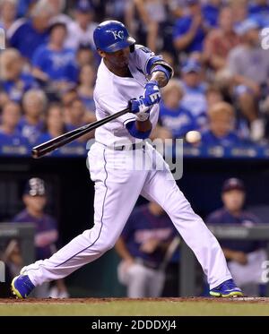 PAS DE FILM, PAS DE VIDÉO, PAS de télévision, PAS DE DOCUMENTAIRE - l'Escobar Alcides de Kansas City Royals se connecte sur un single dans le troisième repas contre les Twins du Minnesota le mercredi 9 septembre 2015, au stade Kauffman à Kansas City, Missouri (John Sleezer/Kansas City Star/TNS) Banque D'Images