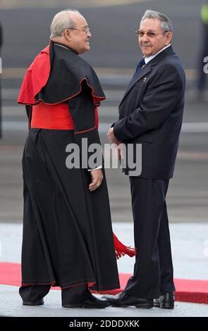 PAS DE FILM, PAS DE VIDÉO, PAS de télévision, PAS DE DOCUMENTAIRE - le cardinal cubain Jaime Ortega, à gauche, avec le président cubain Raul Castro à la Havane, Cuba, le samedi 19 septembre 2015. Photo d'Al Diaz/Miami Herald/TNS/ABACAPRESS.COM Banque D'Images