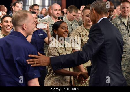 PAS DE FILM, PAS DE VIDÉO, PAS de TV, PAS DE DOCUMENTAIRE - de gauche, le Premier maître Michael Hvozda regarde comme PFC Melanie Bowroth tremble la main avec le Président Obama après une réunion de mairie avec des membres de service à fort Meade dans le Maryland le vendredi 11 septembre 2015, Le 14e anniversaire des attentats terroristes du 11 septembre. Photo de Kim Hairston/Baltimore Sun/TNS/ABACAPRESS.COM Banque D'Images