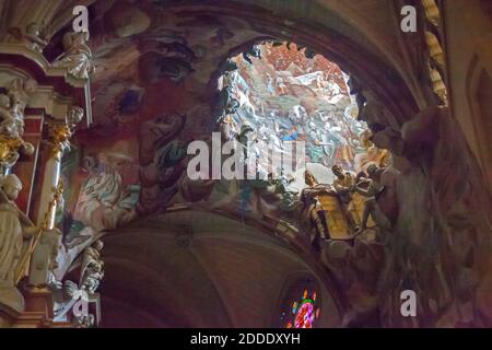 El Transparente est un retable baroque dans le ambulatoire de la cathédrale de Tolède, en Espagne Banque D'Images
