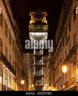 Portugal, quartier de Lisbonne, Lisbonne, ascenseur illuminé de Santa Justa la nuit Banque D'Images