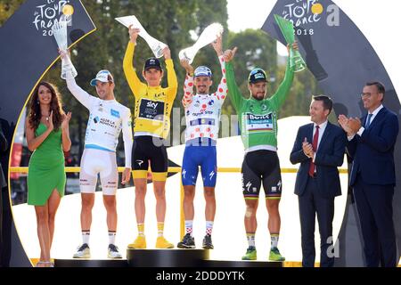 Français Pierre Latour d'AG2R la Mondiale portant le maillot blanc pour le meilleur jeune pilote, britannique Geraint Thomas de Team Sky portant le maillot jaune du leader global, Julien Alaphippe français des planchers Quick-Step portant le maillot rouge à pois pour le meilleur grimpeur et slovaque Peter Sagan de Bora-Hansgrohe portant le maillot vert du leader des points célèbrent sur le podium après la dernière étape de la 105e édition de la course cycliste Tour de France, 116km de Houilles à Paris, France, le dimanche 29 juillet 2018. Le Tour de France de cette année a lieu du 7 au 29 juillet. Photo d'Elio Banque D'Images