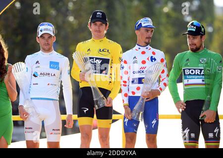 Français Pierre Latour d'AG2R la Mondiale portant le maillot blanc pour le meilleur jeune pilote, britannique Geraint Thomas de Team Sky portant le maillot jaune du leader global, Julien Alaphippe français des planchers Quick-Step portant le maillot rouge à pois pour le meilleur grimpeur et slovaque Peter Sagan de Bora-Hansgrohe portant le maillot vert du leader des points célèbrent sur le podium après la dernière étape de la 105e édition de la course cycliste Tour de France, 116km de Houilles à Paris, France, le dimanche 29 juillet 2018. Le Tour de France de cette année a lieu du 7 au 29 juillet. Photo d'Elio Banque D'Images