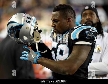 PAS DE FILM, PAS DE VIDÉO, PAS de TV, PAS DE DOCUMENTAIRE - Carolina Panthers en dehors de linebacker Thomas Davis (58) tire son casque comme blessé Corner back Charles Tillman regarde l'écran vidéo près de la fin d'une perte de 24-10 aux Broncos de Denver dans le Super Bowl 50 au stade Levi's à Santa Clara, CA, Etats-Unis, le dimanche 7 février 2016. Photo de David T. Foster III/Charlotte observer/TNS/ABACAPRESS.COM Banque D'Images