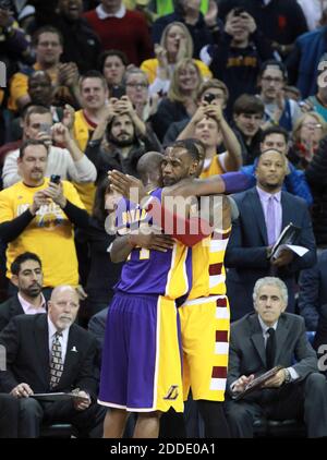 PAS DE FILM, PAS DE VIDÉO, PAS de télévision, PAS DE DOCUMENTAIRE - Kobe Bryant, de gauche, des Lakers de Los Angeles, reçoit un accolade d'adieu de LeBron James des cavaliers de Cleveland, avec des secondes restantes dans le quatrième trimestre à Quicken Loans Arena à Cleveland, OH, États-Unis, le mercredi 10 février 2016. Les Cavs ont gagné, 120-111. Photo de Phil Maturzo/Akron Beacon Journal/TNS/ABACAPRESS.COM Banque D'Images