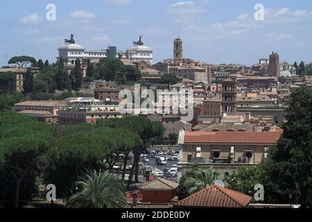 Roma, ROM, Italie, Italien ; Panorama de Rome depuis la colline d'Aventin, vue sur le monument Victor Emmanuel II. Nationaldenkmal für Viktor Emanuel II Banque D'Images