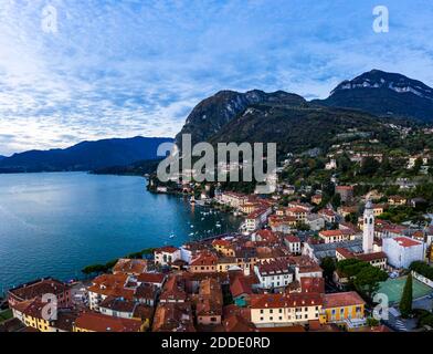 Italie, province de Côme, Menaggio, vue en hélicoptère de la ville sur les rives du lac de Côme à l'aube Banque D'Images