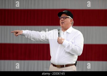 PAS DE FILM, PAS DE VIDÉO, PAS de télévision, PAS DE DOCUMENTAIRE - Glenn Beck, commentateur conservateur, parle à la foule avant que le candidat républicain à la présidence Ted Cruz ne se présente à son rassemblement Keep the Promise au Zmax Dragway de Concord, NC, USA, le dimanche 13 mars 2016. Photo de David T. Foster III/Charlotte observer/TNS/ABACAPRESS.COM Banque D'Images