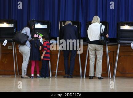 PAS DE FILM, PAS DE VIDÉO, PAS de TV, PAS DE DOCUMENTAIRE - Ana Fernandez de Castro vote dans la primaire présidentielle de Floride avec ses deux enfants Abigail et Benjamin, 5, le mardi 15 mars 2016, à Miami Shores, FL, Etats-Unis. Photo de Walter Michot/Miami Herald/TNS/ABACAPRESS.COM Banque D'Images