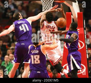 PAS DE FILM, PAS DE VIDÉO, PAS de TV, PAS DE DOCUMENTAIRE - Chicago Bulls Guard Jimmy Butler (21) est fouillé sous le panier pendant la deuxième moitié de leur match contre les Sacramento Kings au Centre Uni à Chicago, il, USA le lundi 21 mars 2016. Photo de Nuccio DiNuzzo/Chicago Tribune/TNS/ABACAPRESS.COM Banque D'Images