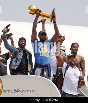 PAS DE FILM, PAS DE VIDÉO, PAS de télévision, PAS DE DOCUMENTAIRE - LeBron James des Cleveland cavaliers détient le trophée NBA Championship aux côtés de ses coéquipiers le 20 juin 2016 après son arrivée à Cleveland, OH, États-Unis. Kyrie Irving, à gauche, Kevin Love, J.R., se joint à James Smith et Tristan Thompson à leur arrivée à Atlantic Aviation. Photo de Mike Cardew/Akron Beacon Journal/TNS/ABACAPRESS.COM Banque D'Images