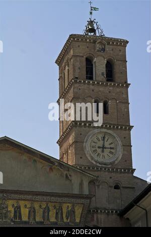 Rome ROM, Italie, Italie, Italie; Basilique de Santa Maria à Trastevere; Bazylika Najświętszej Maryi Panny na Zatybrzu; 台伯河西圣母圣殿 Tour romane avec une horloge Banque D'Images