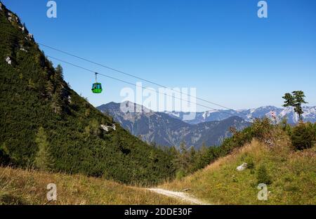 Autriche, haute-Autriche, Bad Ischl, téléphérique se déplaçant au-dessus de la vallée de montagne boisée Banque D'Images