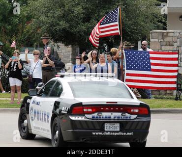 PAS DE FILM, PAS DE VIDÉO, PAS de télévision, PAS DE DOCUMENTAIRE - la ligne publique la route à la vague aux officiers de départ pendant les funérailles de l'officier de police de Dallas Michael Krol, l'un des cinq officiers tués dans une embuscade la semaine dernière, à l'église baptiste de Prestonwood le 15 juillet, 2016 à Plano, Texas, États-Unis. Photo de Paul Moseley/fort Worth Star-Telegram/TNS/ABACAPRESS.COM Banque D'Images