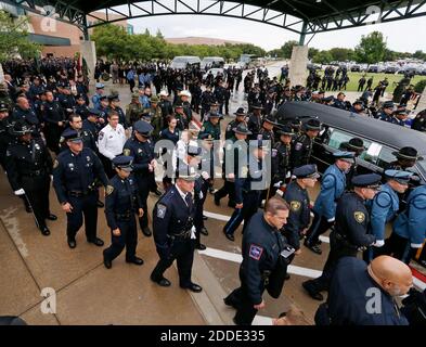 PAS DE FILM, PAS DE VIDÉO, PAS de TV, PAS DE DOCUMENTAIRE - les officiers de tout le pays de dossier hors du service funéraire pour le policier de Dallas Michael Krol, un des cinq officiers tués dans une embuscade la semaine dernière, à l'église baptiste de Prestonwood le 15 juillet 2016 à Plano, TX, USA. Photo de Paul Moseley/fort Worth Star-Telegram/TNS/ABACAPRESS.COM Banque D'Images