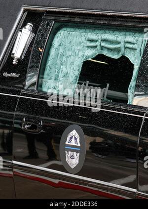 PAS DE FILM, PAS DE VIDÉO, PAS de TV, PAS DE DOCUMENTAIRE - UN badge DPD sur le côté de la corbillard pendant les funérailles de Michael Krol, policier de Dallas, un des cinq officiers tués dans une embuscade la semaine dernière, à l'église baptiste de Prestonwood le 15 juillet 2016 à Plano, TX, ÉTATS-UNIS. Photo de Paul Moseley/fort Worth Star-Telegram/TNS/ABACAPRESS.COM Banque D'Images