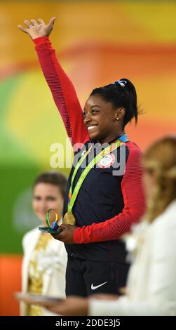 PAS DE FILM, PAS DE VIDÉO, PAS de TV, PAS DE DOCUMENTAIRE - la gymnaste américaine Simone Biles fait la vague devant la foule après avoir reçu sa médaille d'or dans la personne toute autour des femmes aux Jeux olympiques d'été à Rio de Janeiro, au Brésil, le jeudi 11 août 2016. Photo de Mark Reis/Colorado Springs Gazette/TNS/ABACAPRESS.COM Banque D'Images