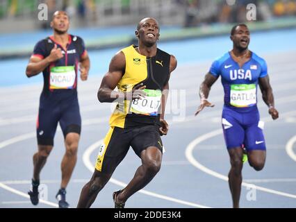 PAS DE FILM, PAS DE VIDÉO, PAS de TV, PAS DE DOCUMENTAIRE - Usain Bolt sourit après avoir remporté l'événement de 100 mètres le dimanche 14 août 2016 aux Jeux de Rio au Brésil. Le sprinter américain Justin Gatlin, à droite, a pris l'argent. Photo de Mark Reis/Colorado Springs Gazette/TNS/ABACAPRESS.COM Banque D'Images