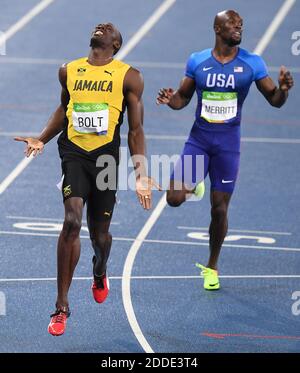 PAS DE FILM, PAS DE VIDÉO, PAS de TV, PAS DE DOCUMENTAIRE - la Jamaïque Usain Bolt, à gauche, à la ligne d'arrivée après avoir gagné le 200m aux Jeux Olympiques d'été le jeudi 18 août 2016, à Rio de Janeiro, Brésil. Le Lashawn Merritt des États-Unis, à droite, s'est classé cinquième. Photo de Mark Reis/Colorado Springs Gazette/TNS/ABACAPRESS.COM Banque D'Images