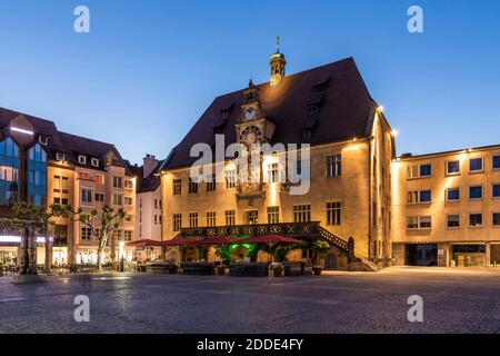 Allemagne, Bade-Wurtemberg, Heilbronn, place vide devant l'hôtel de ville historique au crépuscule Banque D'Images