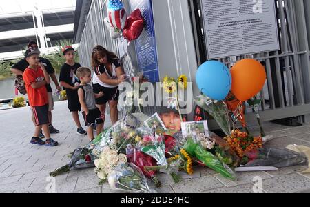 PAS DE FILM, PAS DE VIDÉO, PAS de TV, PAS DE DOCUMENTAIRE - la famille Lopez de Miami place des ballons à Marlins Park à Miami après le match contre les Atlanta Braves a été annulé en raison de la mort du pichet Jose Fernandez, dimanche, 25 septembre 2016, à Maimi Beach, FL, USA. Photo de Joe Caveretta/Sun Sentinel/TNS/ABACAPRESS.COM Banque D'Images