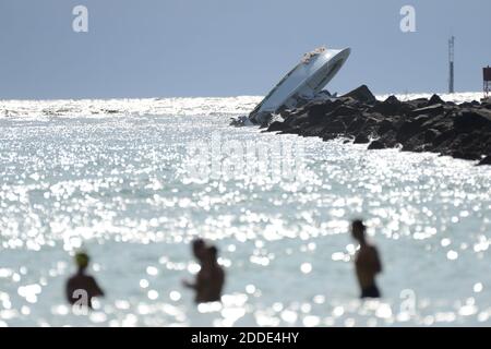 PAS DE FILM, PAS DE VIDÉO, PAS de TV, PAS DE DOCUMENTAIRE - le bateau renversé dans lequel Miami Marlins Pitcher Jose Fernandez a été tué est vu dimanche, 25 septembre 2016, à Maimi Beach, FL, Etats-Unis. Photo de Joe Caveretta/Sun Sentinel/TNS/ABACAPRESS.COM Banque D'Images