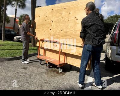 PAS DE FILM, PAS DE VIDÉO, PAS de TV, PAS DE DOCUMENTAIRE - les frères Danny Delarocca, à gauche, et Gino Delarocca, à droite, les deux Boca Raton, FL, USA chargent du contreplaqué sur leur voiture au Home Depot à Deerfield Beach le mardi 4 octobre 2016. Alors que l'ouragan Matthew menace de plus en plus la Floride du Sud, de plus en plus de gens se dirigent vers les magasins pour approvisionner en fournitures. Photo de Maria Lorenzino/Sun Sentinel/TNS/ABACAPRESS.COM Banque D'Images