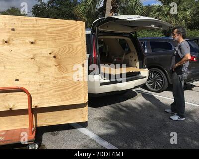 PAS DE FILM, PAS DE VIDÉO, PAS de TV, PAS DE DOCUMENTAIRE - Danny Delarocca, de Boca Raton, FL, USA, charge du contreplaqué sur la voiture de son frère au Home Depot à Deerfield Beach le mardi 4 octobre 2016. Alors que l'ouragan Matthew menace de plus en plus la Floride du Sud, de plus en plus de gens se dirigent vers les magasins pour approvisionner en fournitures. Photo de Maria Lorenzino/Sun Sentinel/TNS/ABACAPRESS.COM Banque D'Images