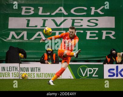 Scottish Premiership - Hibernian contre St Johnstone. Easter Road Stadium, Édimbourg, Midlothian, Royaume-Uni. 24 novembre 2020. Hibs accueille St Johnstone dans la Ligue écossaise Premier à Easter Road, Édimbourg. Le pic montre: Le gardien de but de St Johnstone, Zander Clark, libère le ballon. Crédit : Ian Jacobs/Alay Live News Banque D'Images