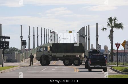 PAS DE FILM, PAS DE VIDÉO, PAS de télévision, PAS DE DOCUMENTAIRE - les troupes de la Garde nationale de Floride bloquent l'accès au pont des Lions après le passage de l'ouragan Matthew à Saint Augustine, FL, USA, le samedi 8 octobre 2016. Photo de Ricardo Ramirez Buxeda/Orlando Sentinel/TNS/ABACAPRESS.COM Banque D'Images