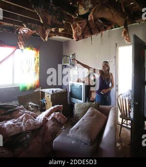 PAS DE FILM, PAS DE VIDÉO, PAS de TV, PAS DE DOCUMENTAIRE - le toit a été arraché d'un Peggy Scharnick Daytona Beach, FL, USA, appartement pendant l'ouragan Matthew, l'obligeant à fuir sa maison au milieu de la tempête, le samedi 8 octobre 2016. Photo de Charles King/Orlando Sentinel/TNS/ABACAPRESS.COM Banque D'Images