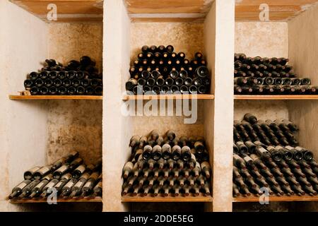 Pile de bouteilles de vin anciennes dans le casier de la cave Banque D'Images